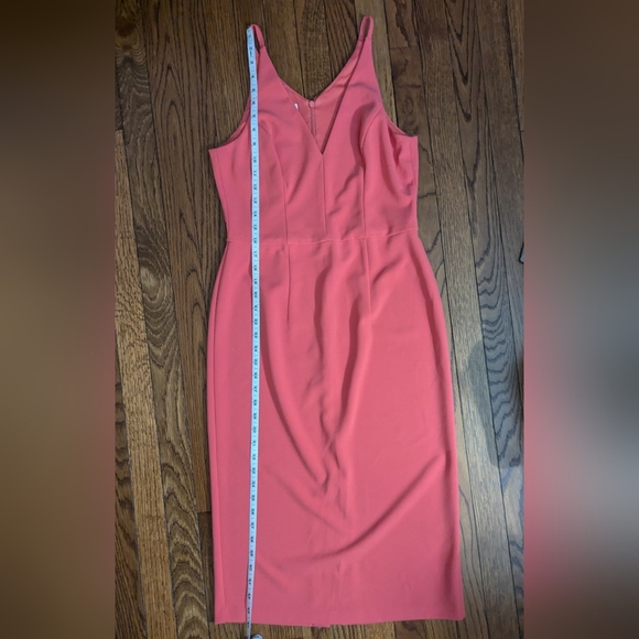 🆕 NWOT pink v-neck Donna Morgan midi length sheath with back slit - Picture 5 of 10